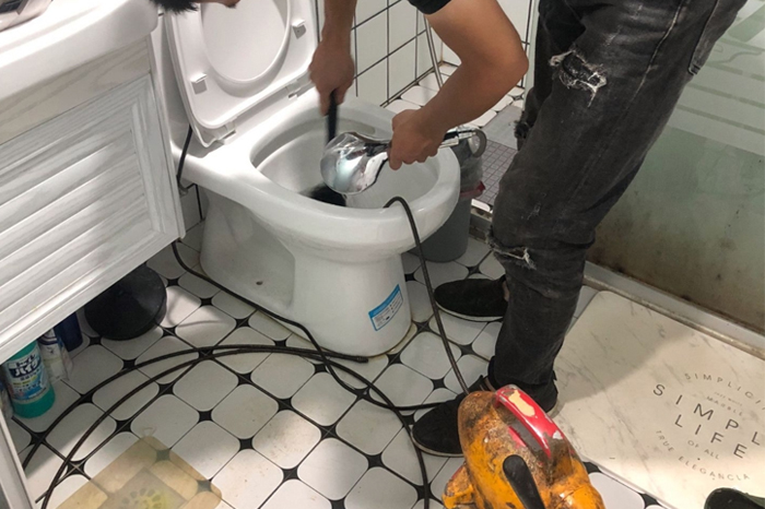 乾县马桶堵塞自己疏通还是找师傅？专业上门服务让你省时更省心